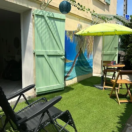 Beautiful Studio + Large Terrace Near The Beaches. Apartamento Antibes