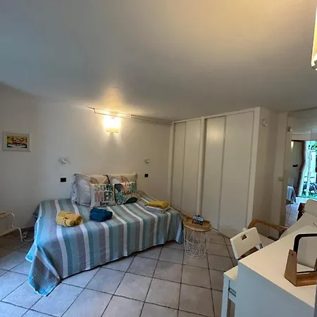 Beautiful Studio + Large Terrace Near The Beaches. *