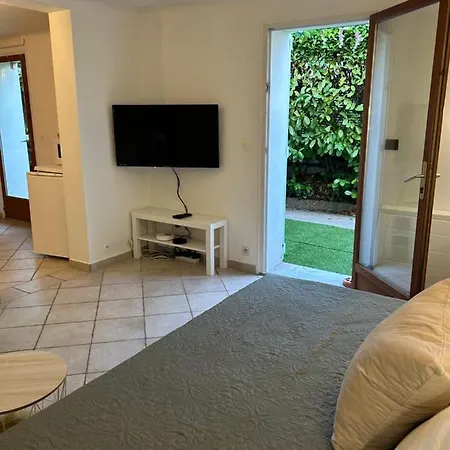 Beautiful Studio + Large Terrace Near The Beaches. Appartement Antibes