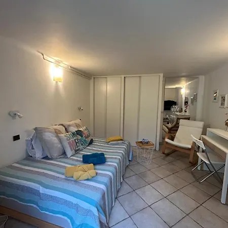 Beautiful Studio + Large Terrace Near The Beaches. Appartement Antibes